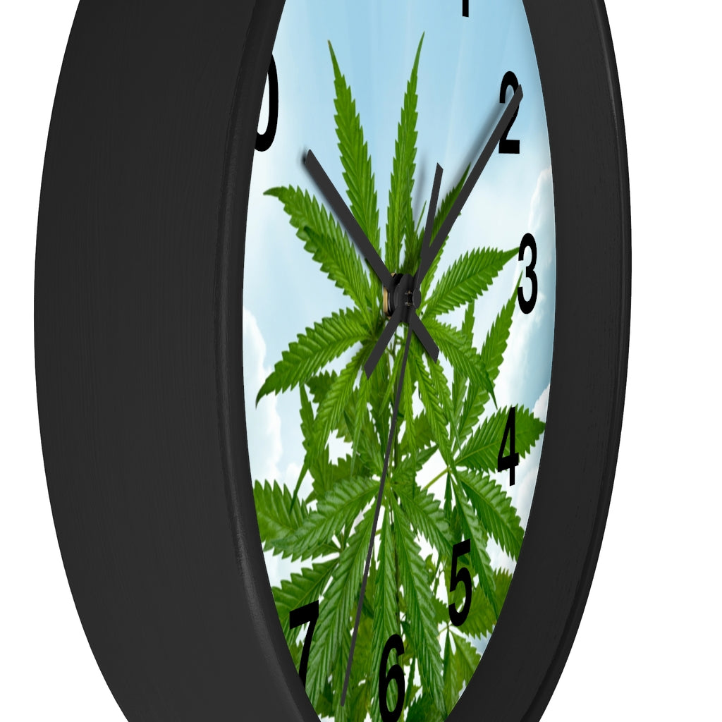Cannabis Tra Le Nuvole Wall clock